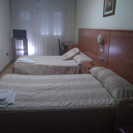 Hotel 2 De Mayo 2 Xinzo de Limia Bagian luar foto