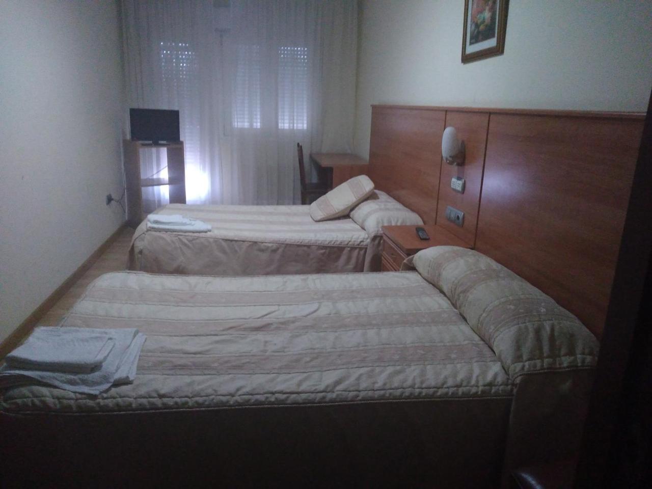 Hotel 2 De Mayo 2 Xinzo de Limia Bagian luar foto